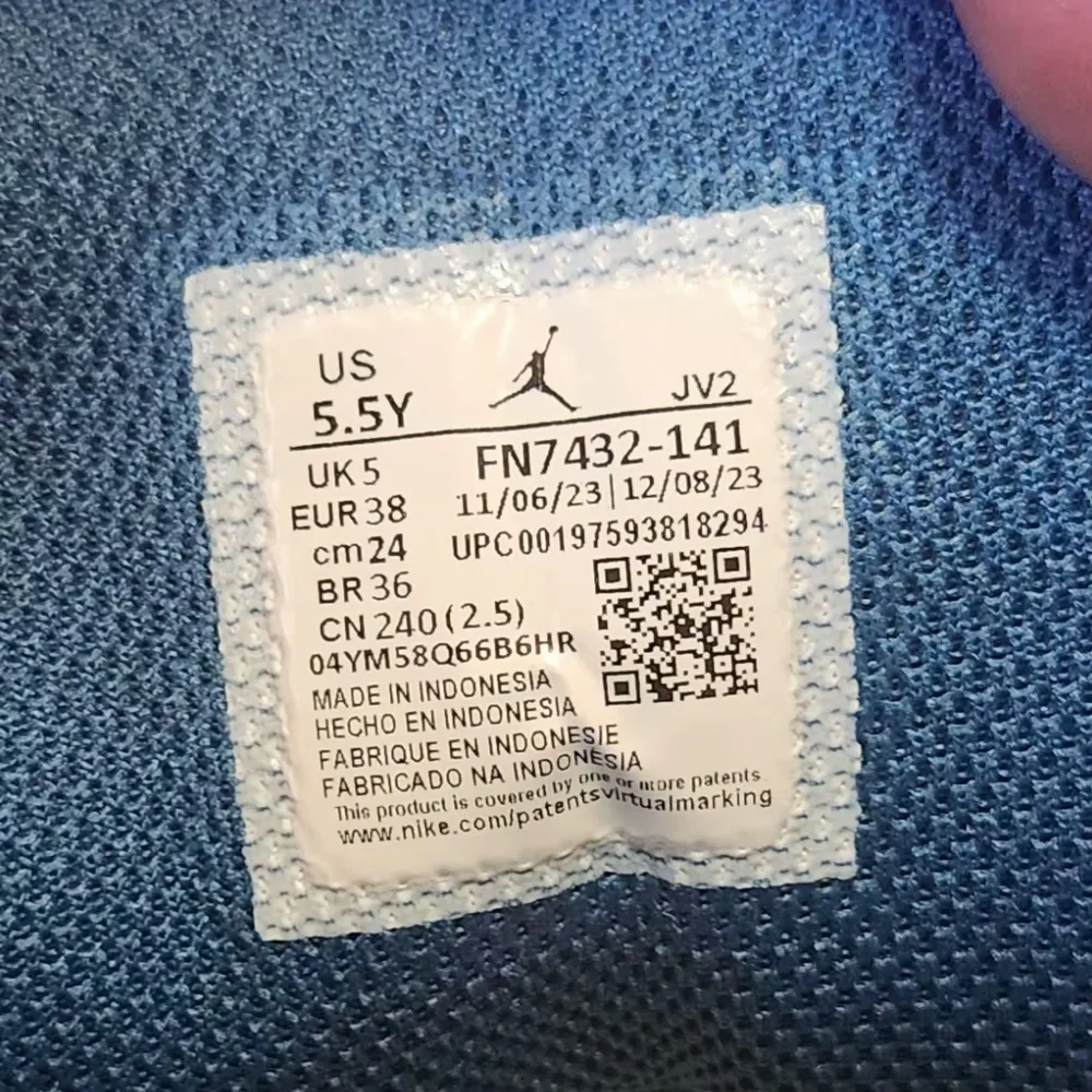 Nike Air Jordan 1 Mids Kids' White and Blue Sneakers Youth Size 5.5 - Picture 9 of 10